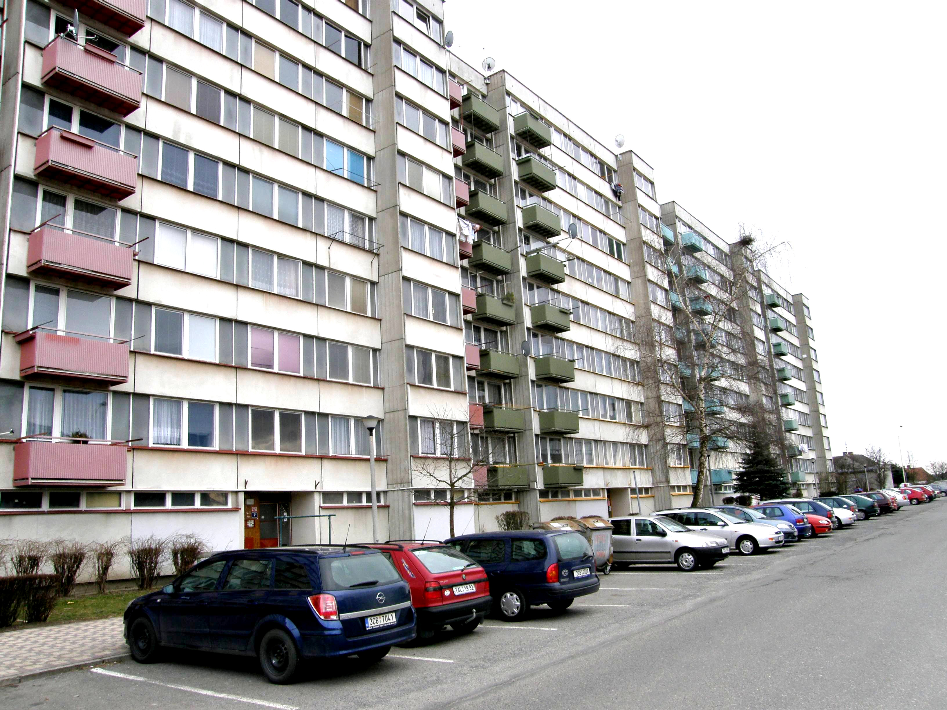 Zákon o podpoře bydlení má ohroženým skupinám otevřít cestu k bydlení. Usnadnit má také vystěhování neplatičů.