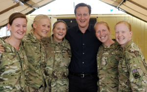 David Cameron si váží ozbrojených sil. Foto: Odd Stuff