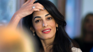 Amal Clooney je kromě uznávané právničky i manželkou hollywwoodské hvězdy. To činí z procesu předem velkolepé divadlo.  Foto: Cbc.ca