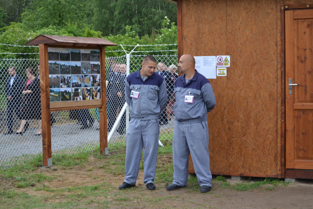 Vězni v Jiřicích, kteří obnovili zpustlý ovocný sad Foto: Eva Paseková