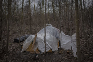 Místo nálezu narychlo skryté před zraky zvědavců. Foto: Le Monde